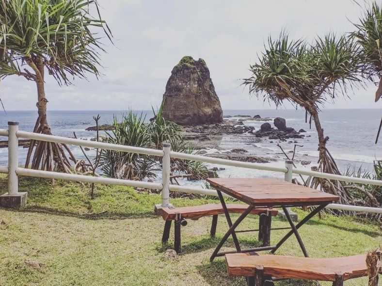 Pantai Papuma Salah Satu Pantai Terbaik Di Indonesia Jalan Rindang